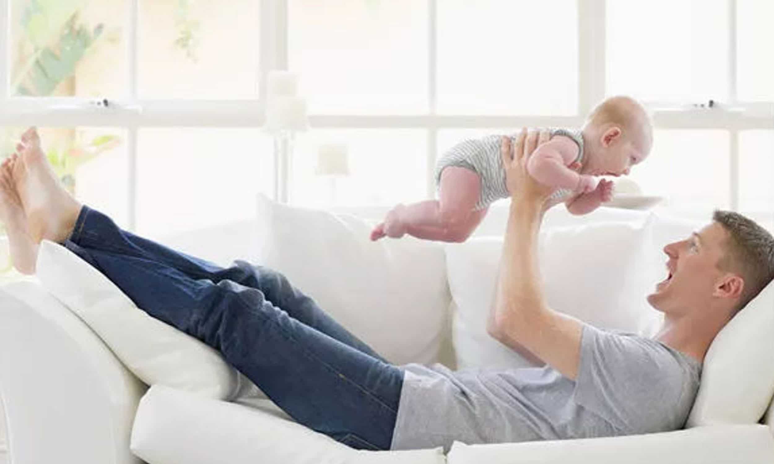 10 طرق تمكن الأب من اللعب مع ابنه الرضيع