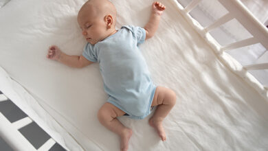 طرق مفيدة وفعالة تساعدك في تدريب طفلك على النوم