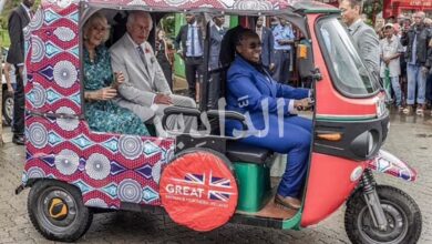 الملكة كاميلا ترقص وتركب توك توك مع الملك تشارلز في كينيا (فيديو)